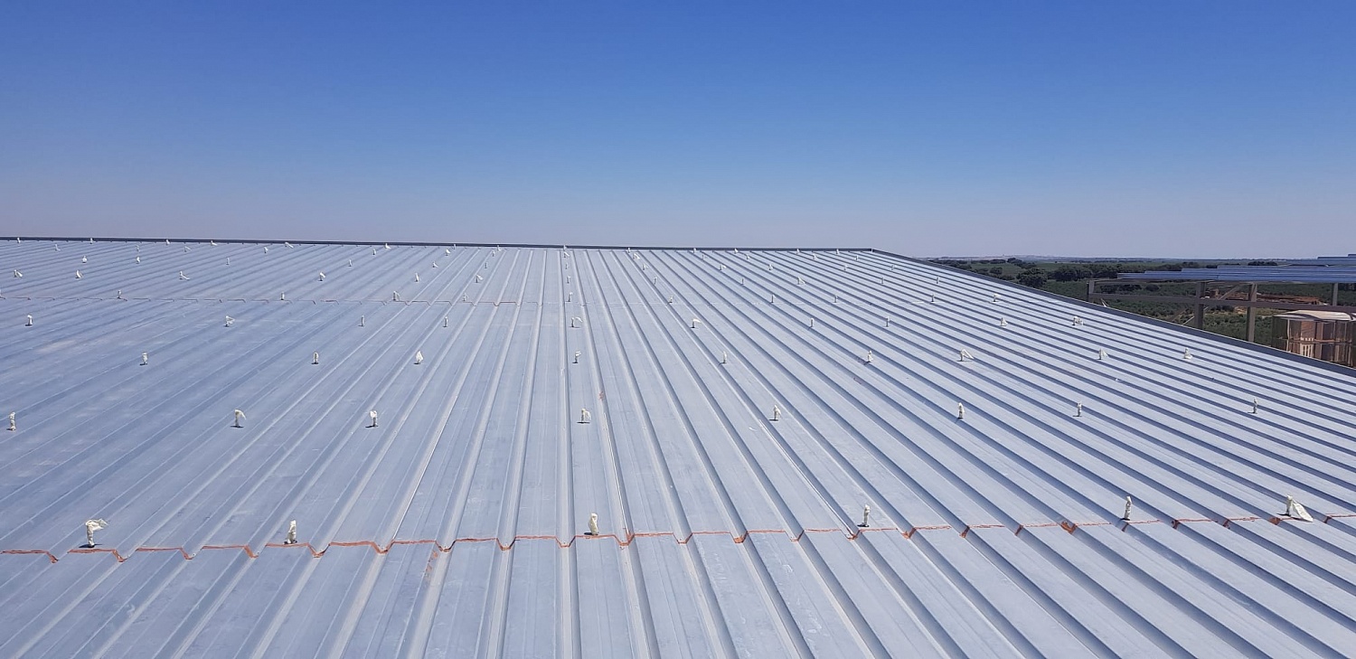 Применение Броня Классик на крыше фабрики оливкового масла в Испании, провинция Бадахос.