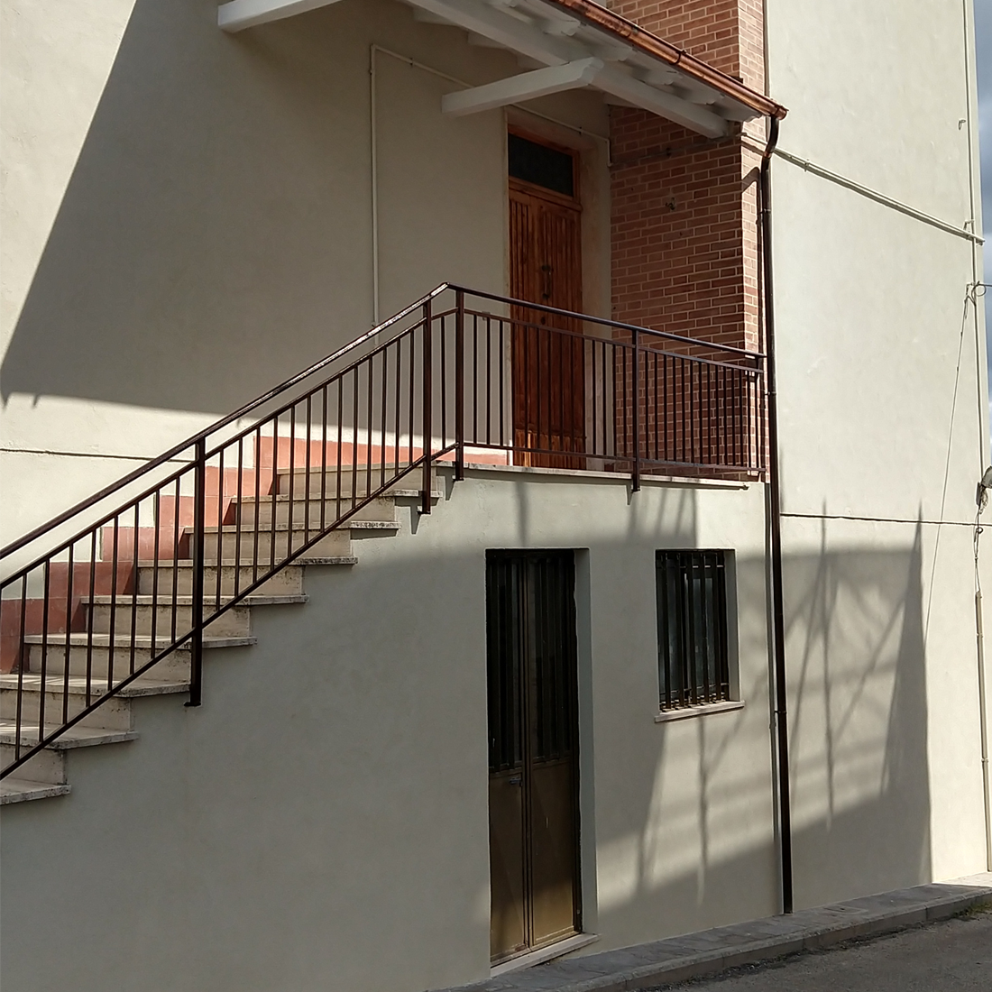 Применение БРОНЯ Фасад НГ на целой улице коттеджей в г. Поджибонси, Италия по гос. программе 110% (фото, видео)