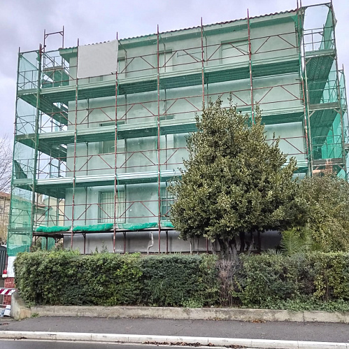Bronya Façade NF at heat insulation of the next large three-story townhouse in Florence, Italy (photo)