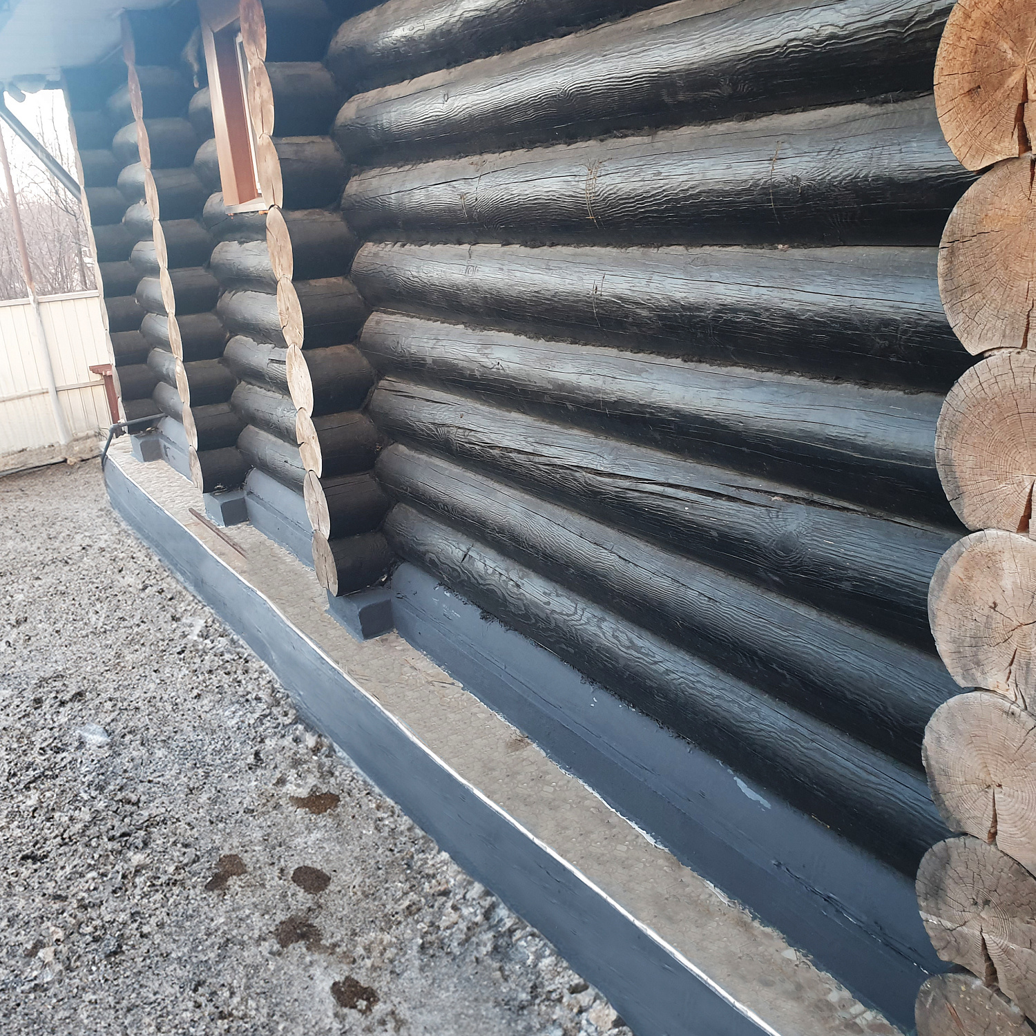 Application of "Bronya ThermoHydroPlast" Thermal and Waterproofing for the Insulation of a Large Country Log House Plinth in Blagoveshchensk, Amur Region (photos and video)