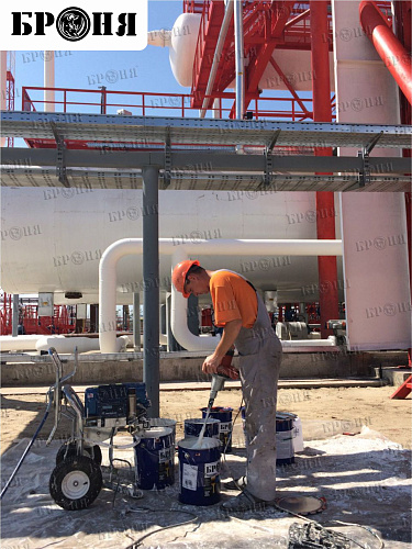 Thermal insulation Bronya Winter when isolating oil storages, equipment and pipelines of the Variogan field, Lukoil, Tyumen Region (photo)