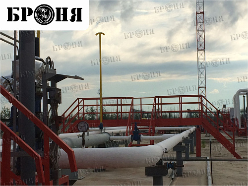 Thermal insulation Bronya Winter when isolating oil storages, equipment and pipelines of the Variogan field, Lukoil, Tyumen Region (photo)