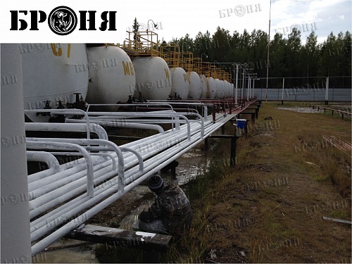Thermal insulation "Bronya" on capacitive equipment and pipeline of the refinery in the Nefteyugansk district of KHMAO (photo).