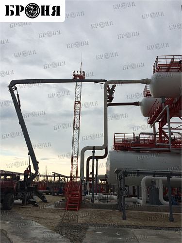 Thermal insulation Bronya Winter when isolating oil storages, equipment and pipelines of the Variogan field, Lukoil, Tyumen Region (photo)