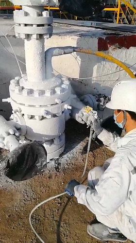 Beginning of work on thermal insulation of reactor equipment and steam pipelines at a petrochemical enterprise in China