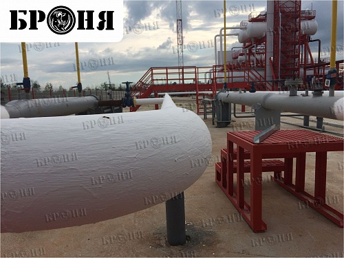 Thermal insulation Bronya Winter when isolating oil storages, equipment and pipelines of the Variogan field, Lukoil, Tyumen Region (photo)