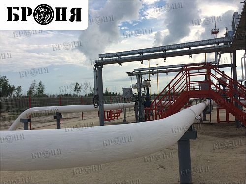 Thermal insulation Bronya Winter when isolating oil storages, equipment and pipelines of the Variogan field, Lukoil, Tyumen Region (photo)
