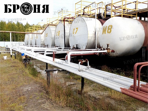 Thermal insulation "Bronya" on capacitive equipment and pipeline of the refinery in the Nefteyugansk district of KHMAO (photo).