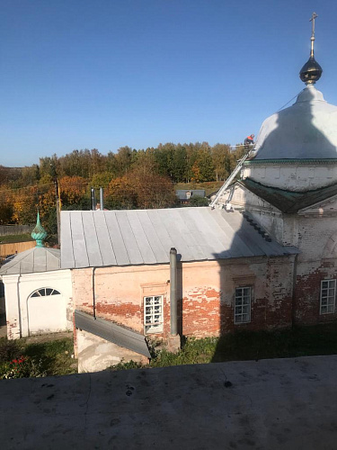 Bronya Metal and Bronya Aquablok on the roof of the Church Introduction to the Temple of the Most Holy Theotokos. Plyos town, Ivanovo region (photo)